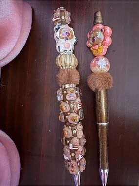 Cute capybara pens